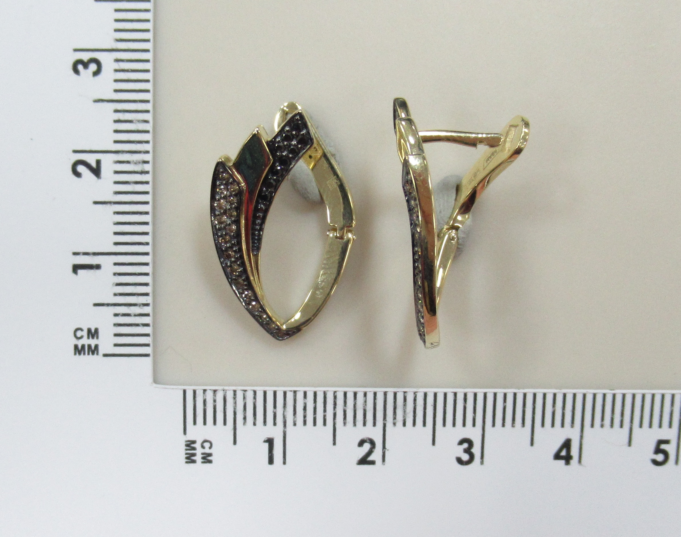 Серьги из желтого золота с коньячными и черными бриллиантами